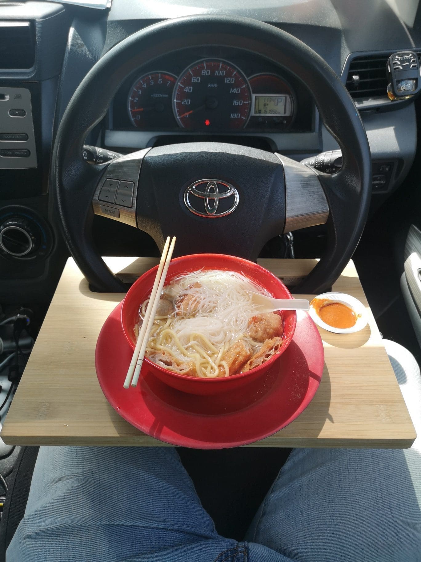 Life hack: This Malaysian turns a wooden cutting board into a car dining table