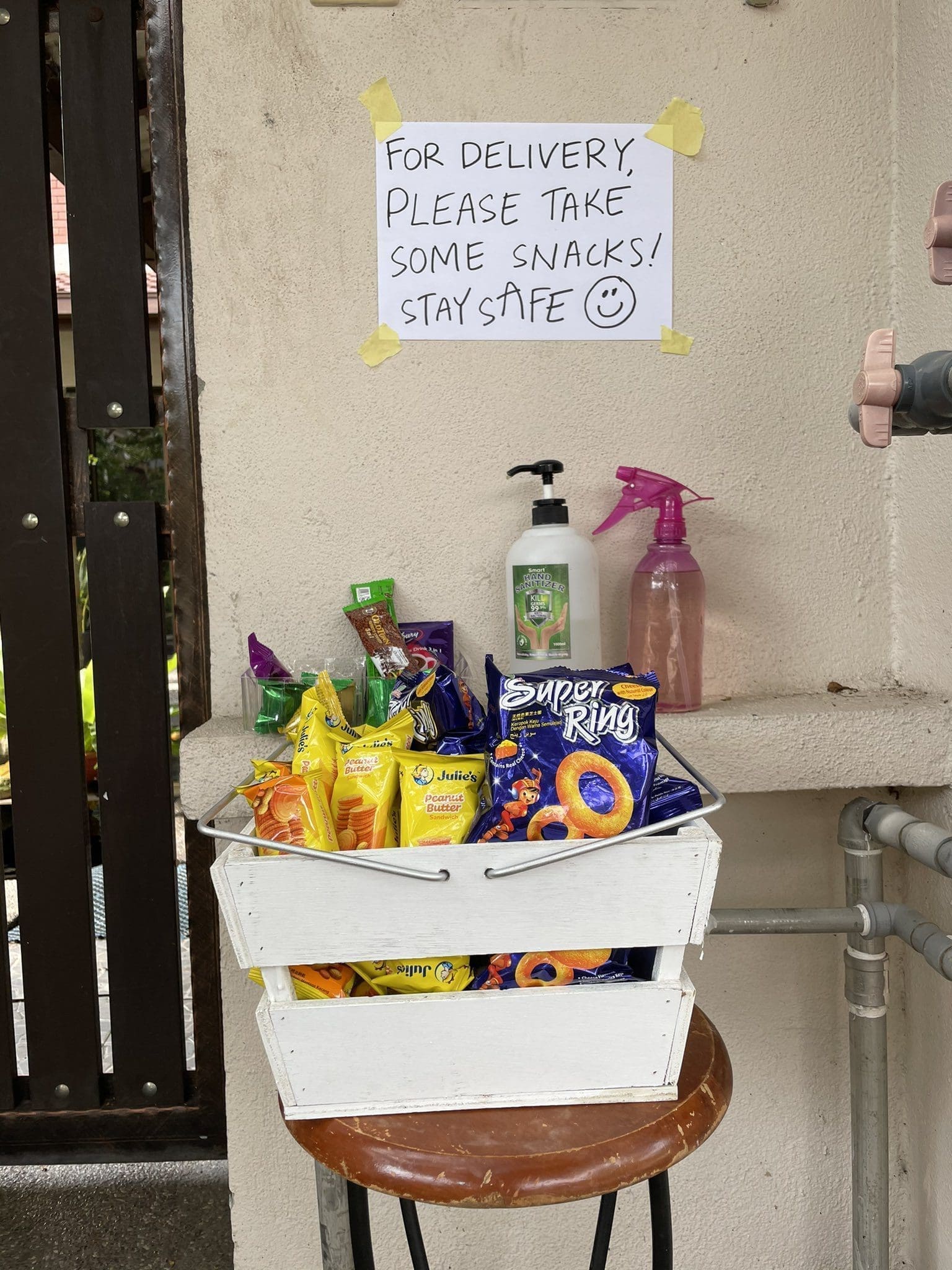 Malaysian gamer girl who gives out free snacks to delivery riders goes viral on Twitter