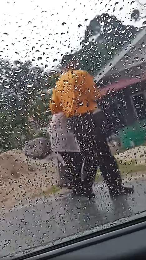 [VIDEO] Kind RapidKL driver helps elderly man to alight from the bus and get home safely