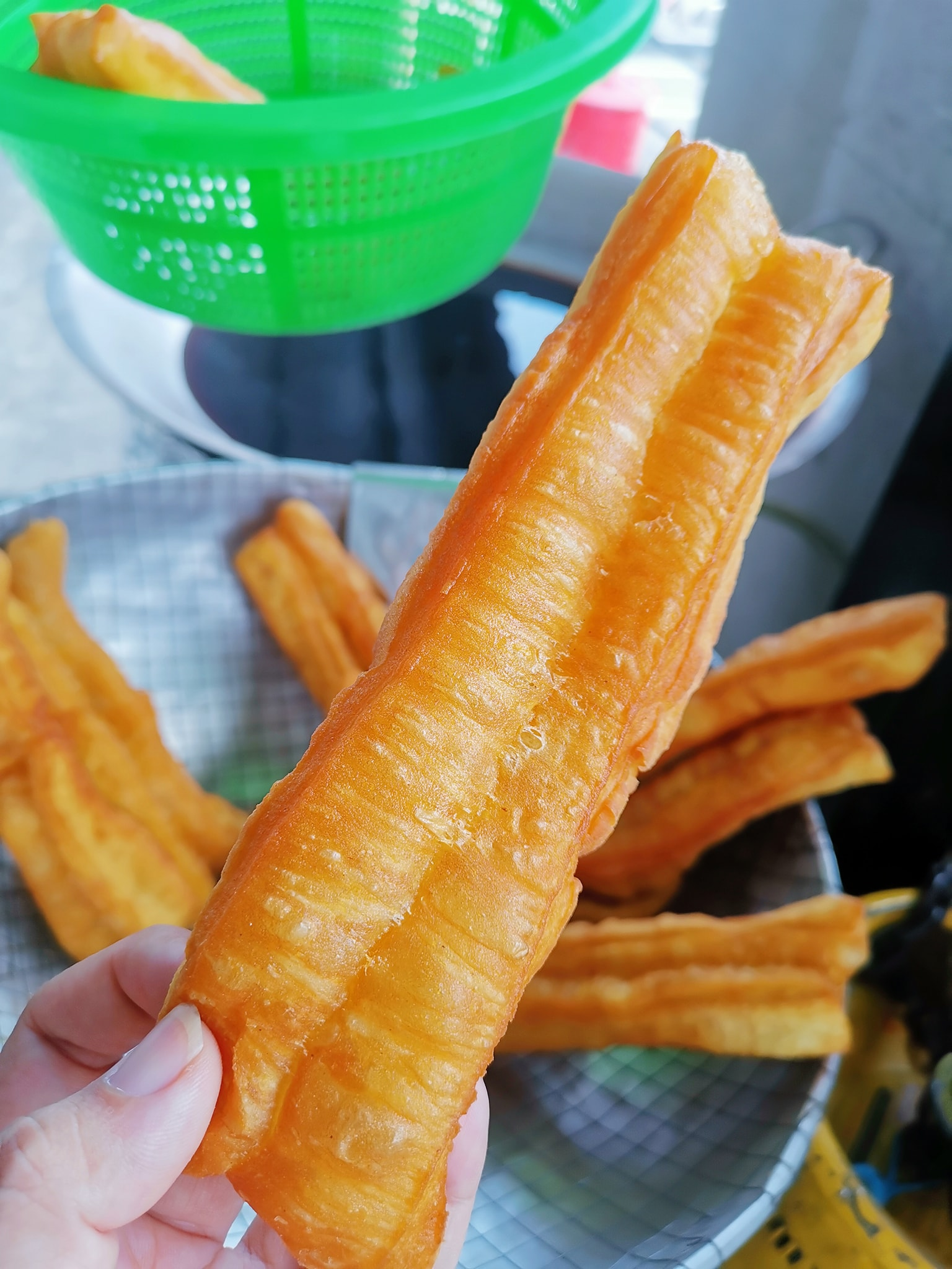 "I only earn RM5 a day" 75yo uncle braves FMCO storm by selling "youtiao" at RM1 each