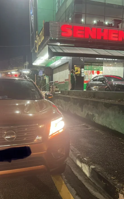 Car stopped at roadside ( )