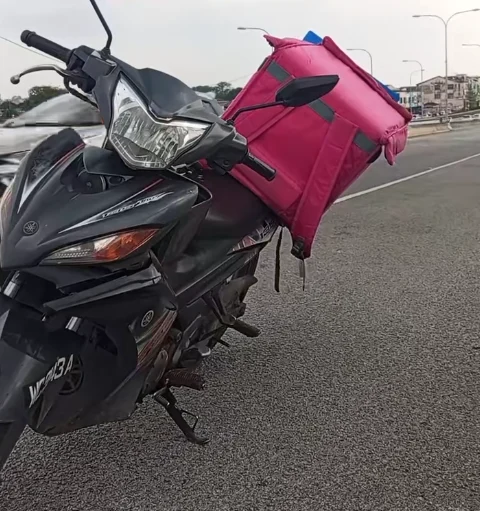 Delivery rider break down beside road ( )