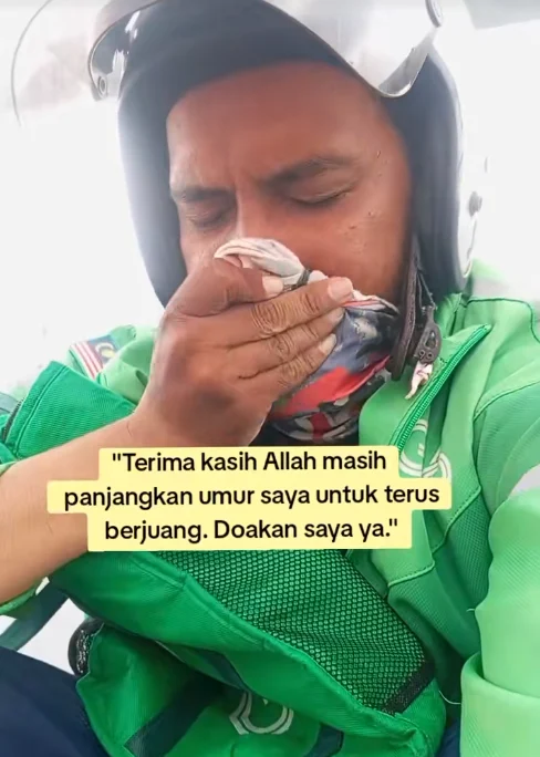 Delivery rider break down beside road ( )