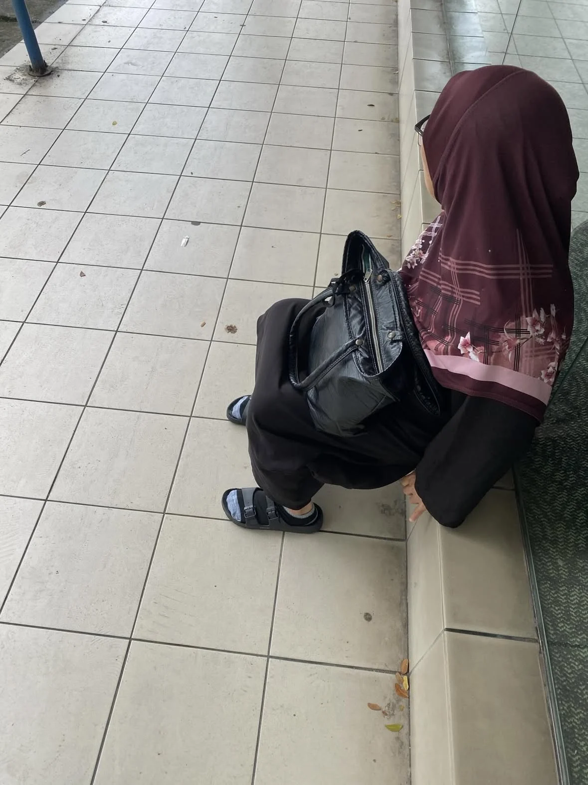 M’sian man gives angpao to woman who just lost her mother despite barely having enough for himself 