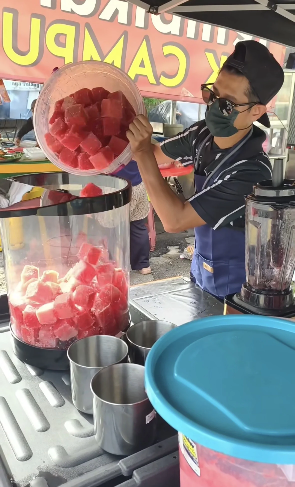M’sian man sells % pure watermelon juice, even the ice is made from the fruit 