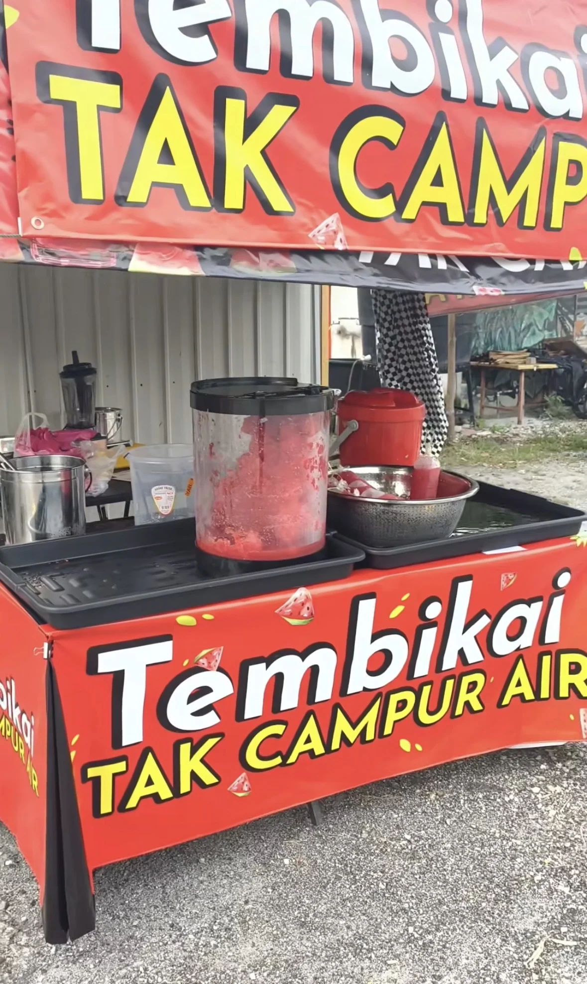 M’sian man sells % pure watermelon juice, even the ice is made from the fruit 
