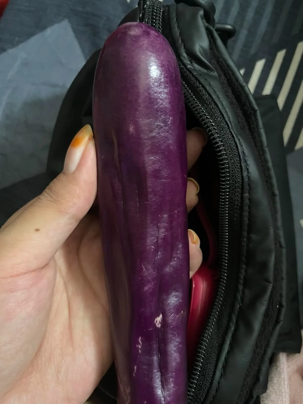 M’sian woman finds eggplant in husband’s bag after friday prayers and starts overthinking 