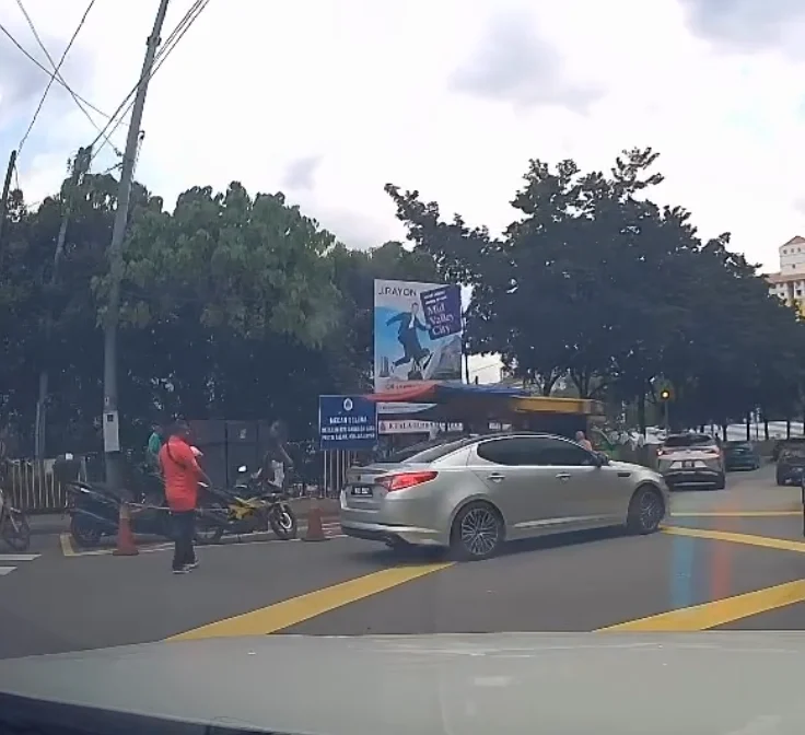 Stop car to buy at roadside stall ( )