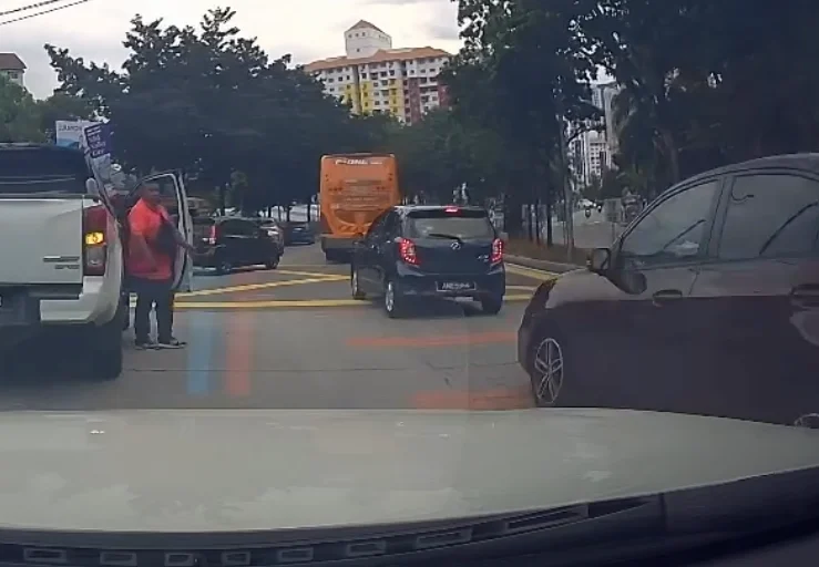 Stop car to buy at roadside stall ( )