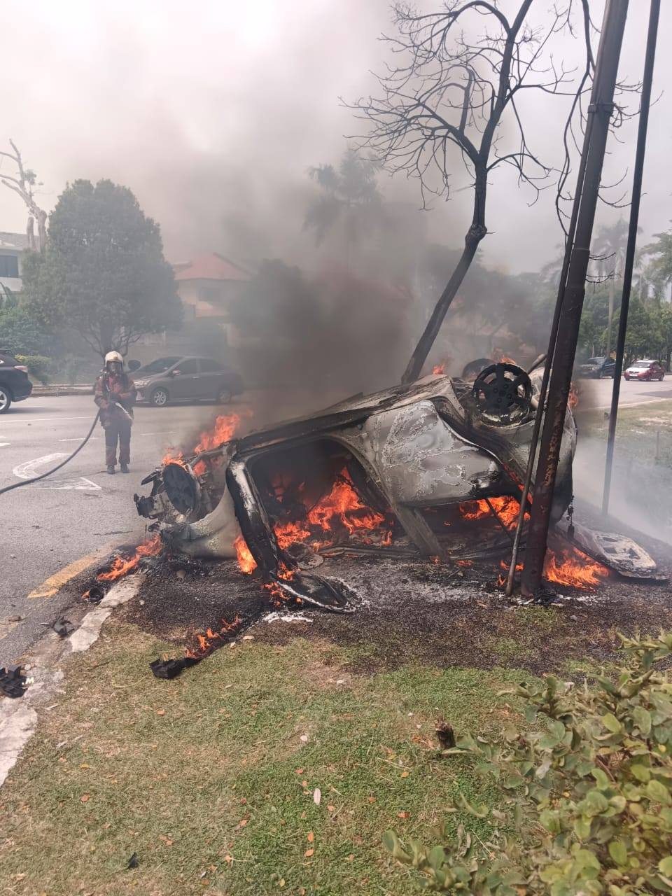 wk car overturned and trapped woman ( )
