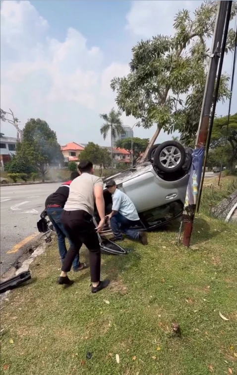 wk car overturned and trapped woman ( )