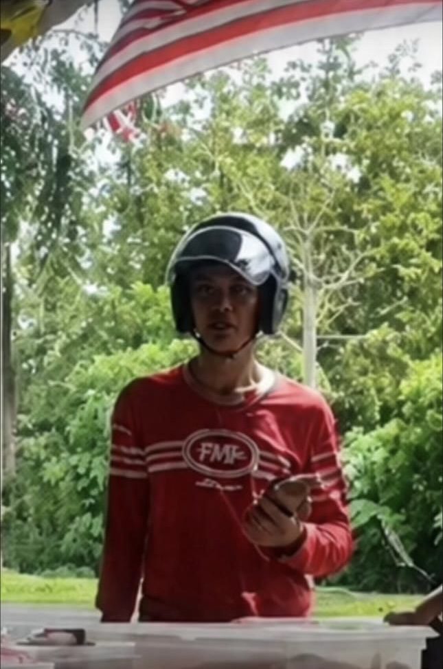  wk men caught on video pretending to buy food before stealing cash box & phone from m’sian trader... 
