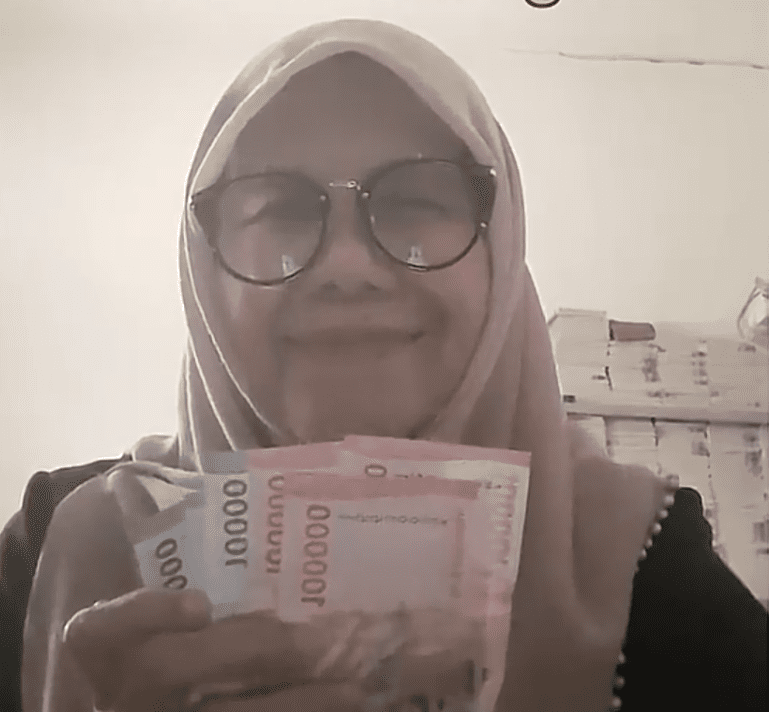 wk after years of teaching, indonesian teacher leaves with final pay of only rm .