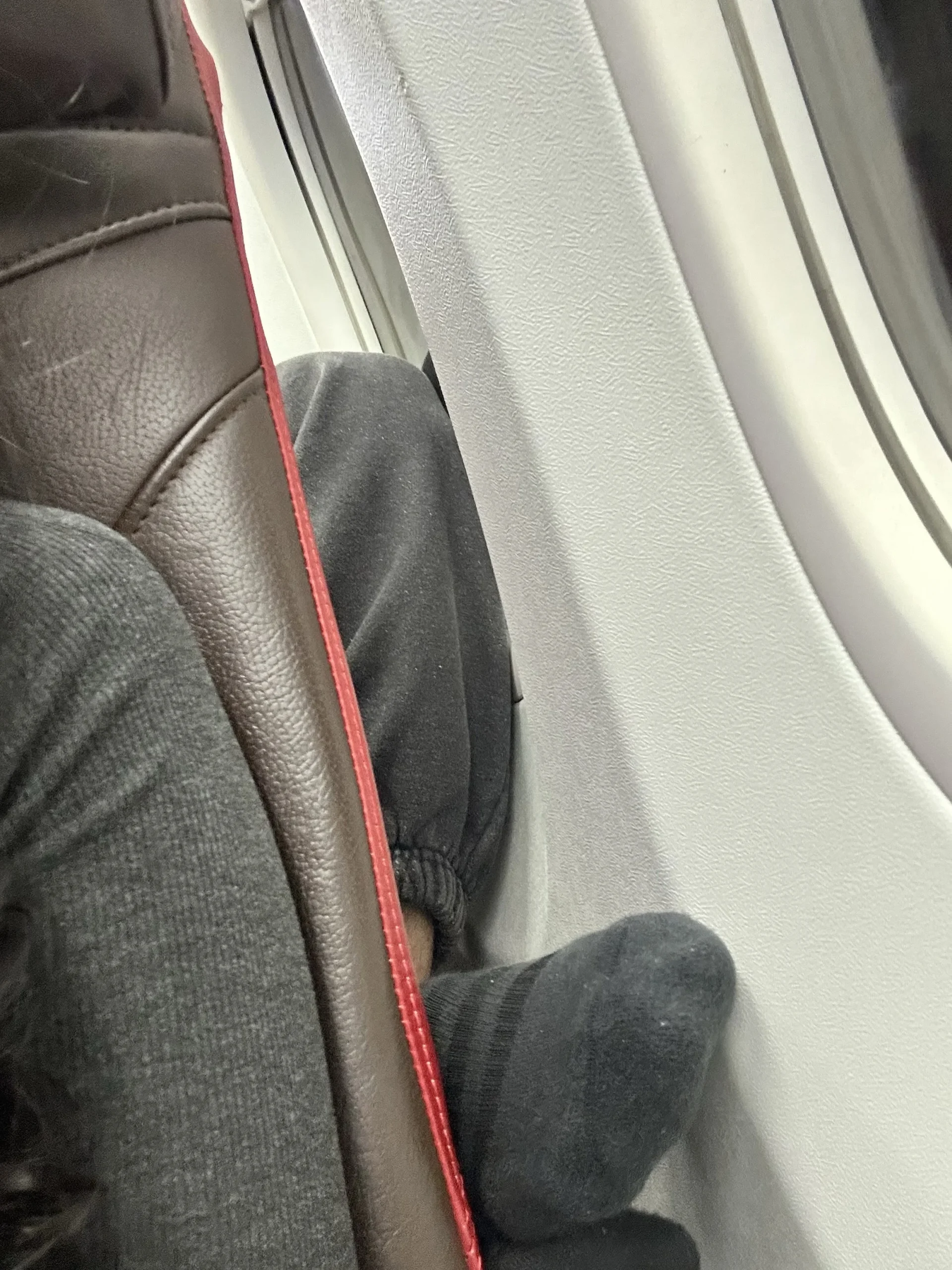 wk m’sian influencer allegedly keeps kicking woman’s seat during flight despite being told to stop.