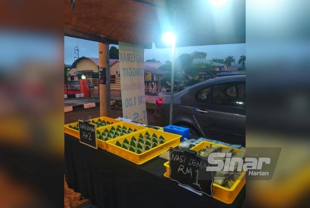 Nasi Lemak was arranged accordingly with its price stated in front of it.