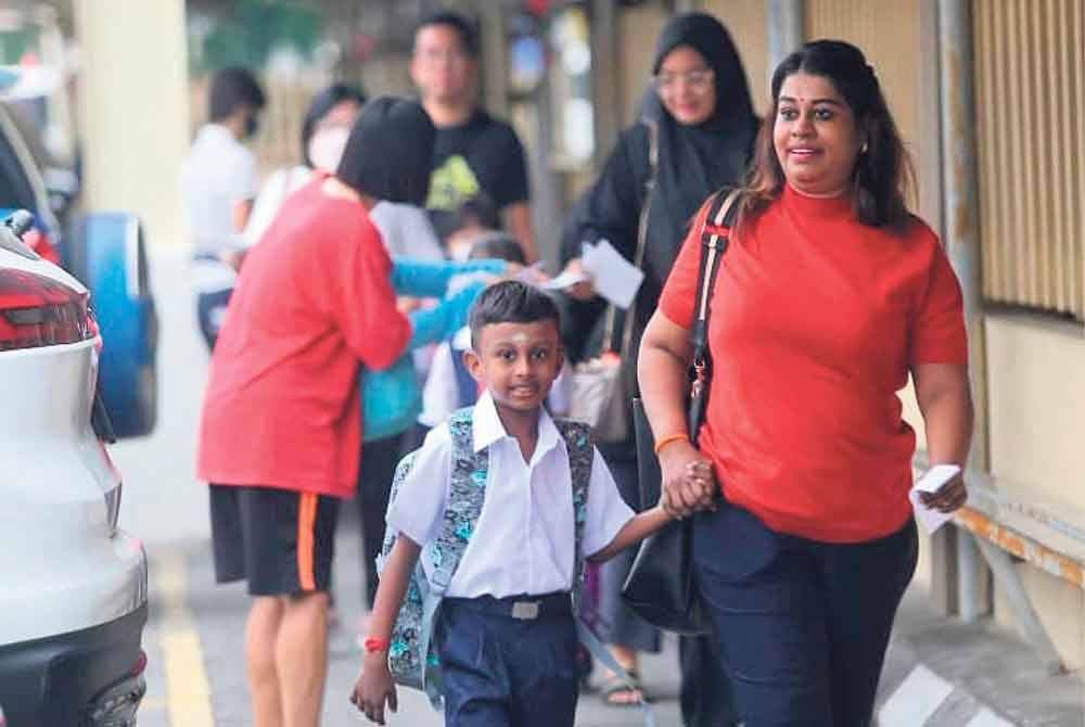 M'sian woman with her kid at SJKC