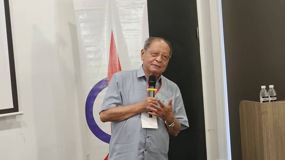 Tan Sri Lim Kit Siang giving speech at DAP conference.