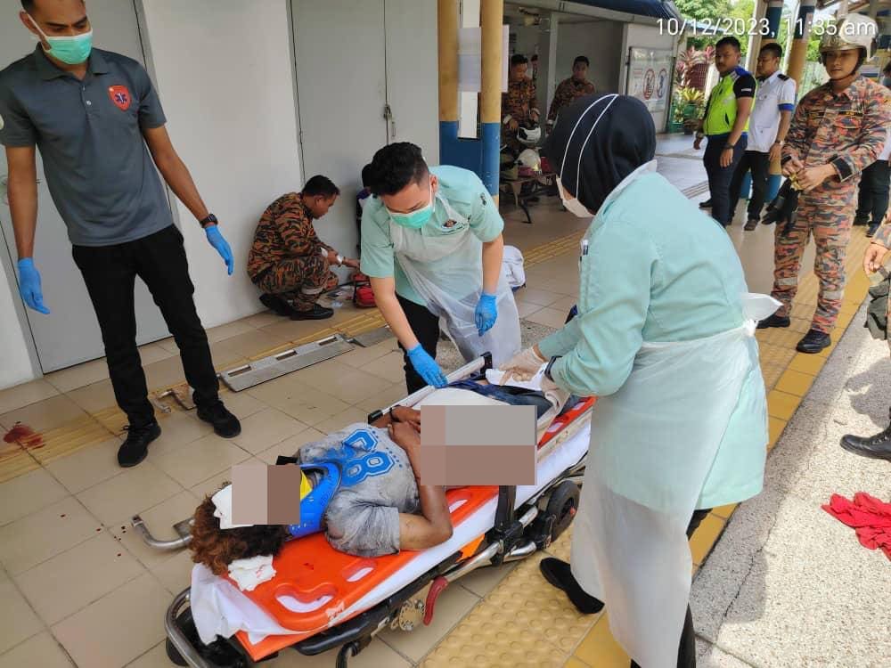 Medical staff are giving first aid to a woman on the stretcher who jumped on the LRT train track.