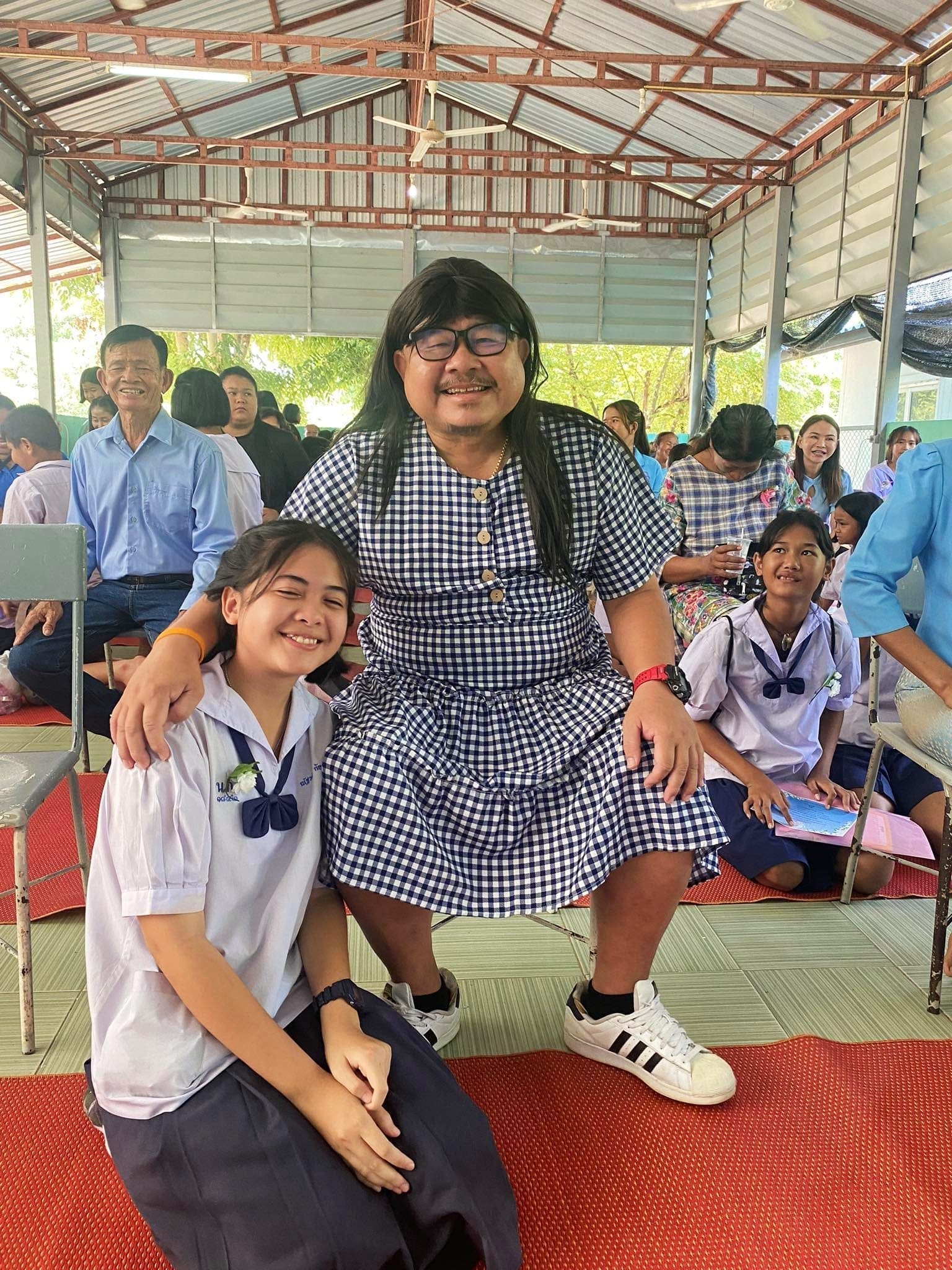 48yo Single Father Dresses Up As A 'Mother’ To Celebrate Mother’s Day At Daughter’s School 1