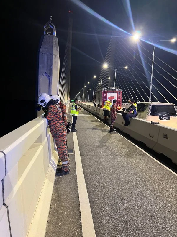 52yo Man penang bridge 03