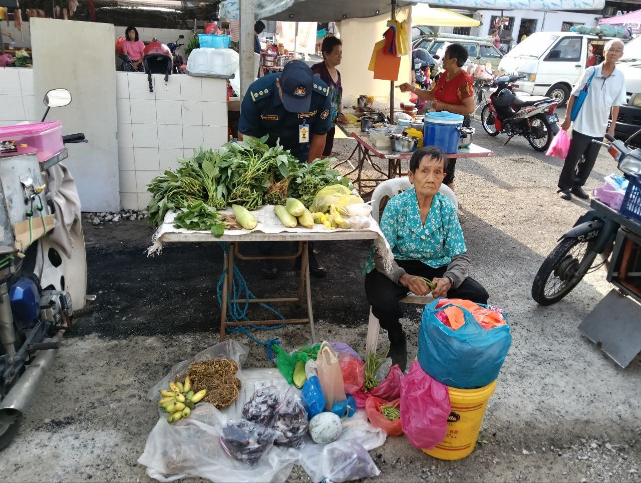 90yo fined for selling veggies with no licence (2)