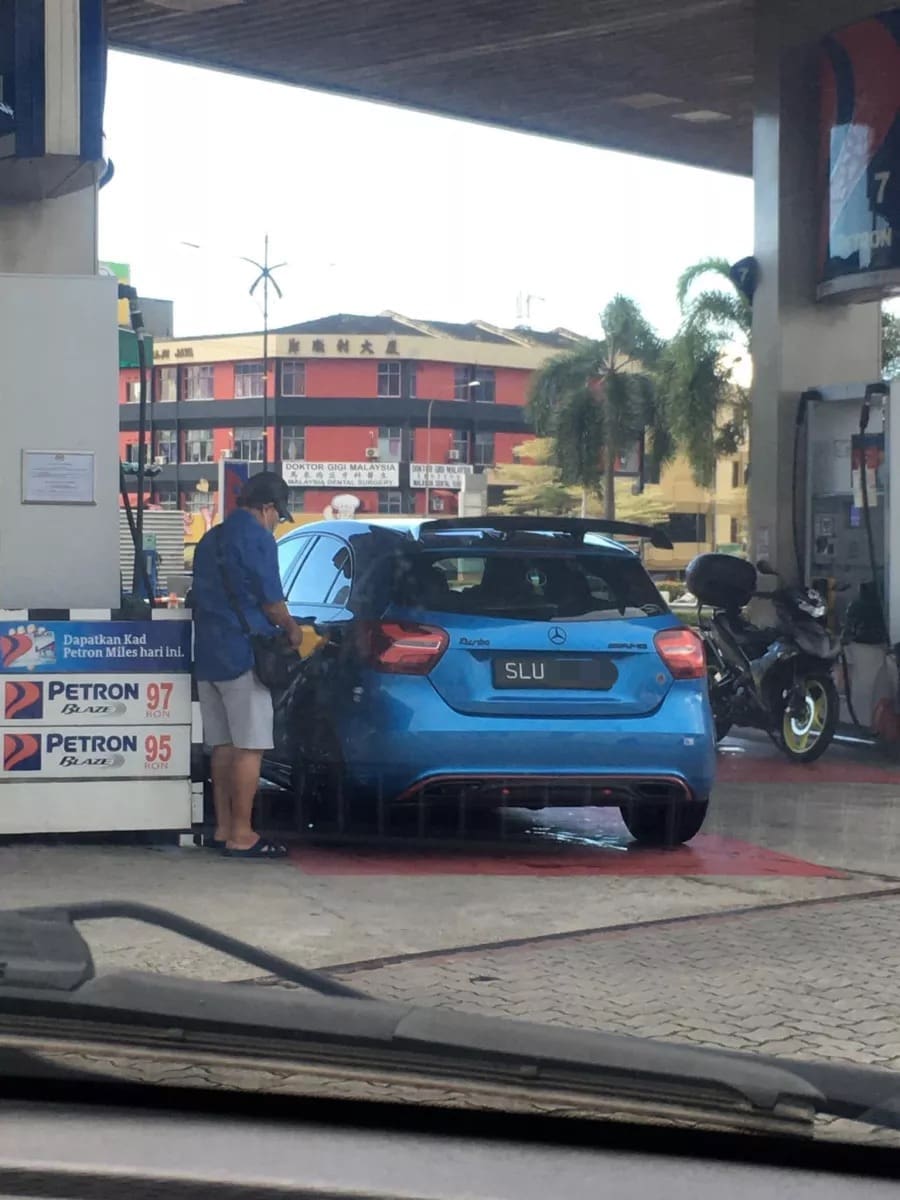 Another SG registered Mercedes spotted pumping RON95 at JB petrol station