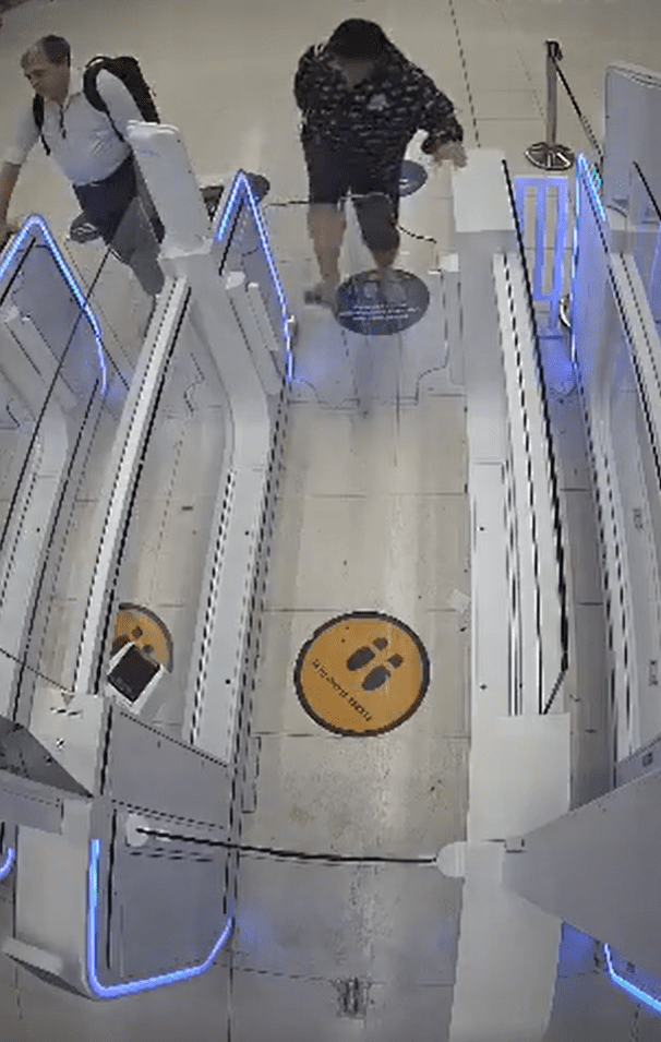 Auto-gate gantry rage (2)