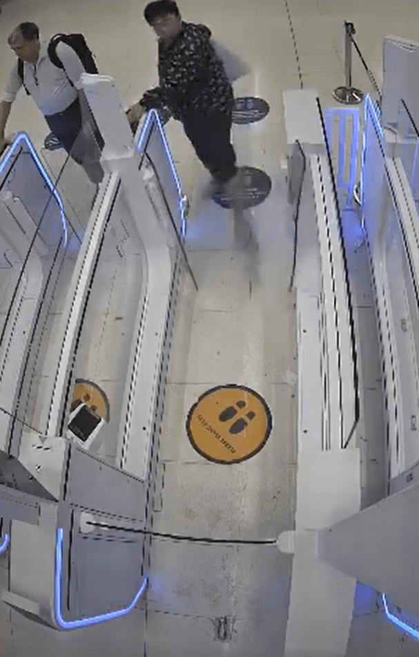 Auto-gate gantry rage (3)