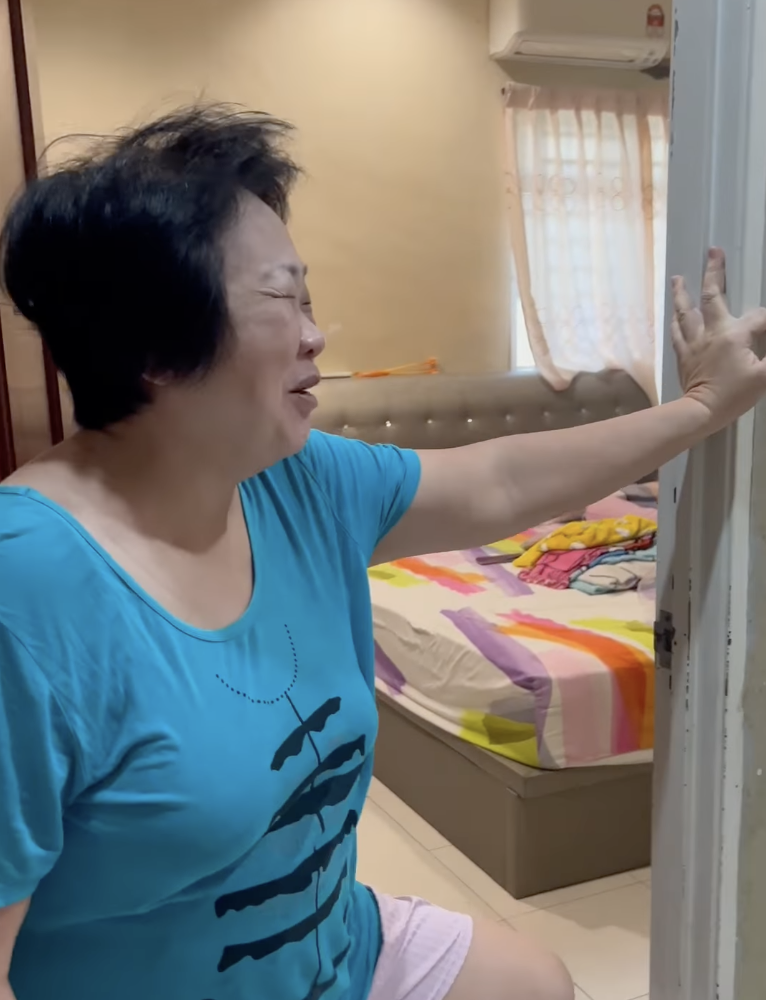 Man records his wife's tearful family reunion after two long years of separation to work in sg | weirdkaya