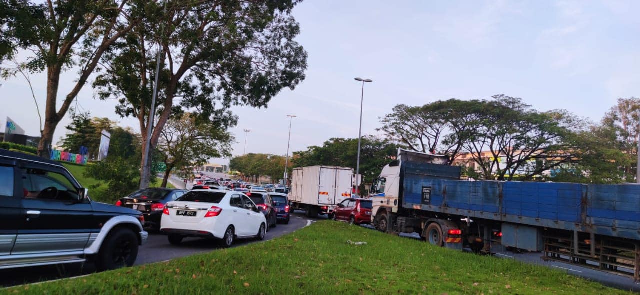 Heavy congestion at kl and bangi due to new rfid implementation triggers public anger | weirdkaya