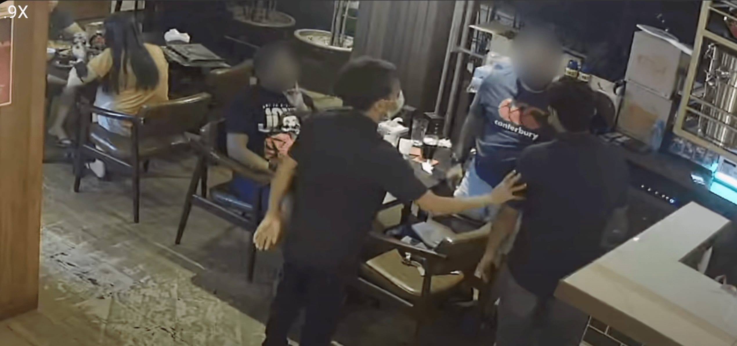 Customer slaps waiter for refusing to play Tamil songs at a restaurant in Subang Jaya 03