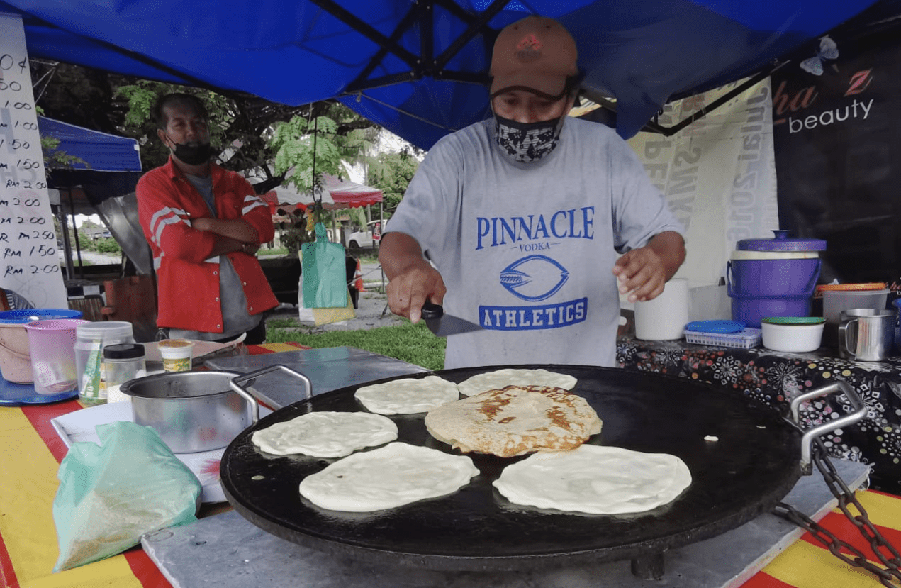 Man Sells Roti Canai For Only Rm0.50 In Honor Of His Deceased Son Despite Soaring Prices | Weirdkaya Rohaizan preparing roti