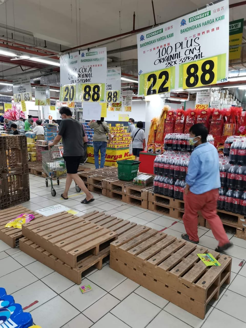 [video] mana social distancing? Econsave's soft drinks sale turns into chaotic snap up | weirdkaya