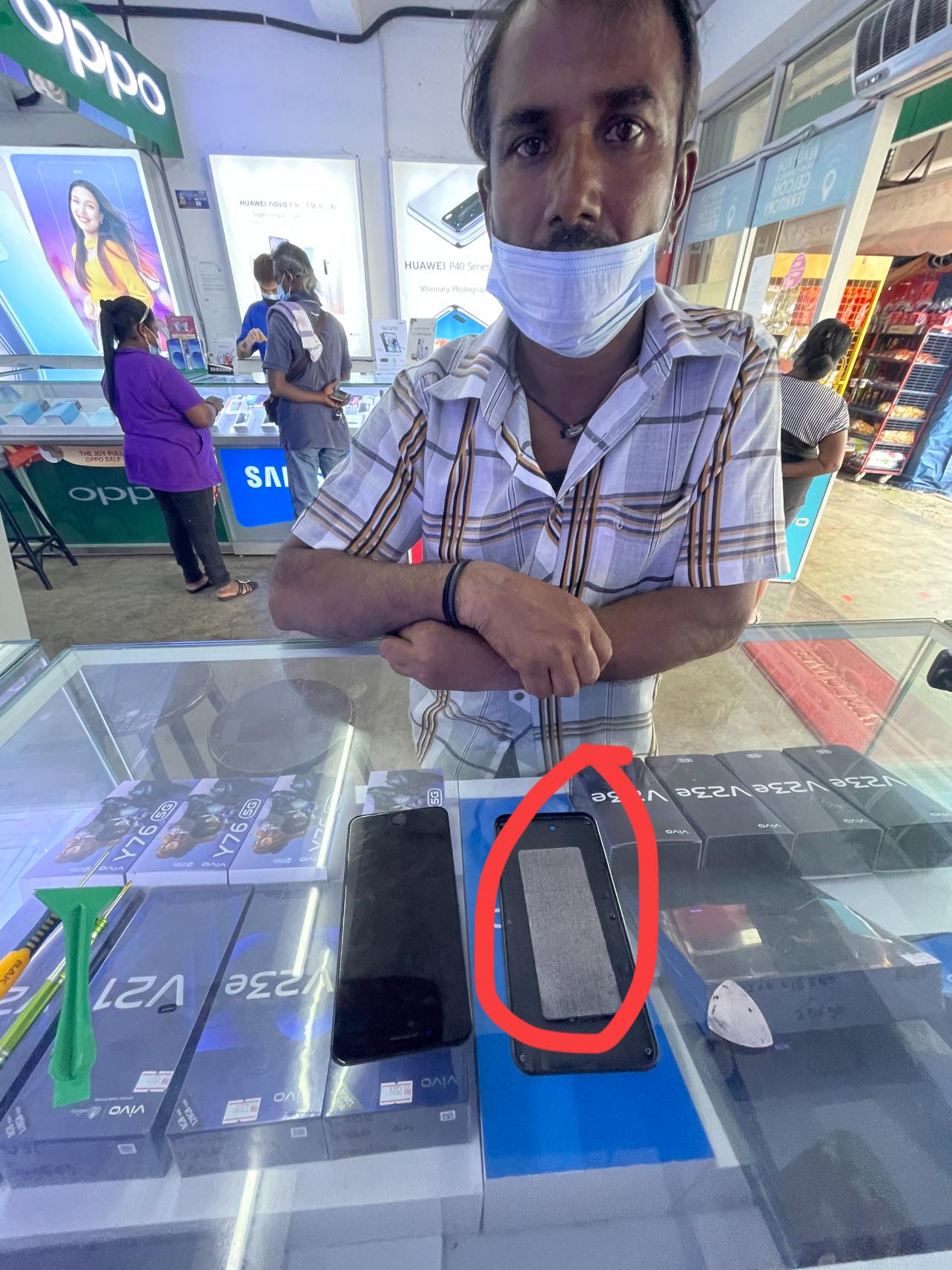 Foreign worker cheated of rm1000 after man sells him an iphone that was actually a stone | weirdkaya