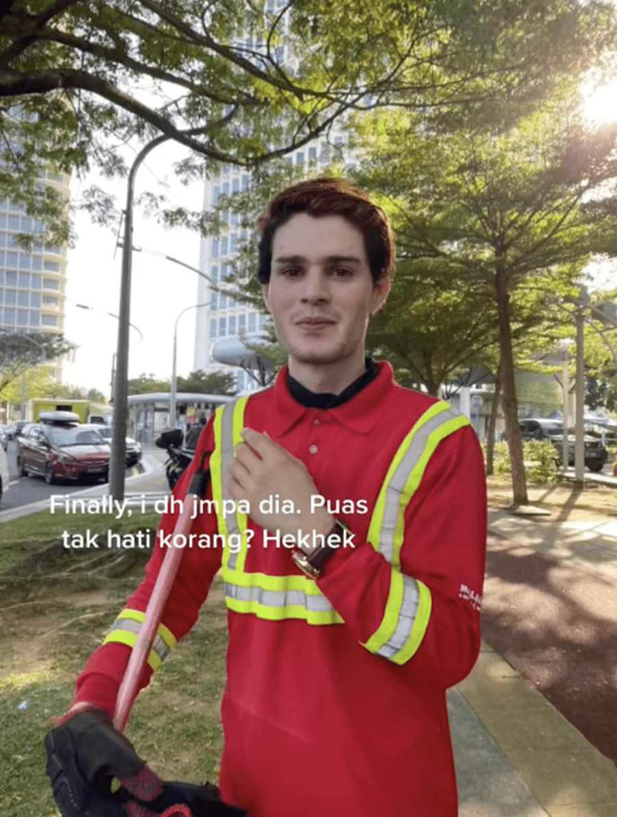 &Quot;Undercover Justin Bieber!&Quot; Foreign Janitor In Putrajaya Becomes Online Star For His Handsome Looks | Weirdkaya