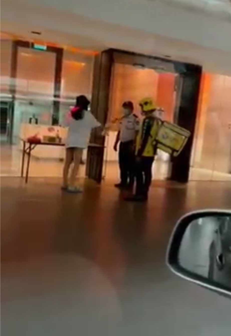 Foreigner in kl splashed bubble tea at security guard 02