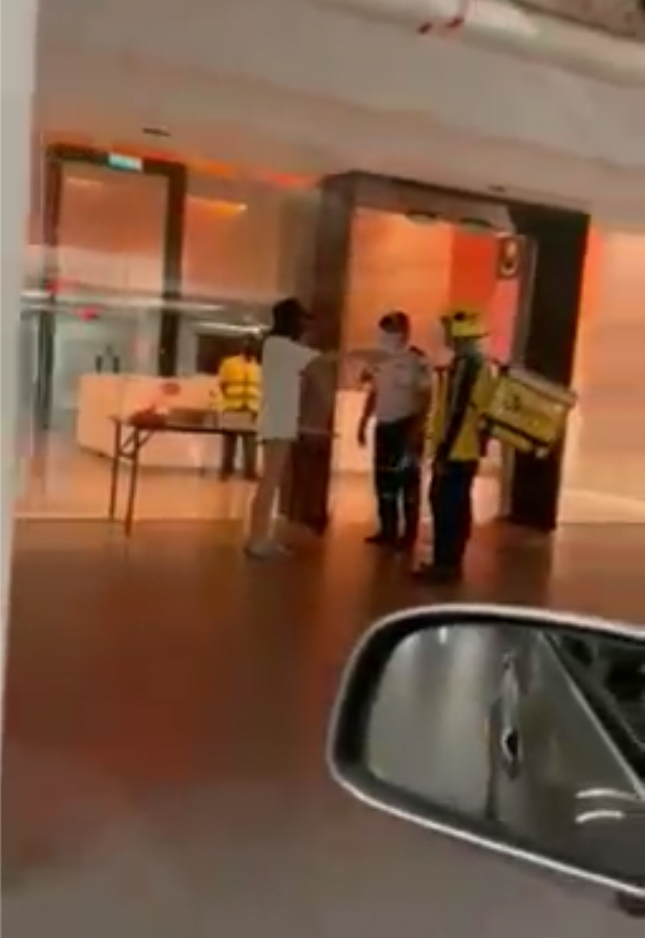 Foreigner in kl splashed bubble tea at security guard 03