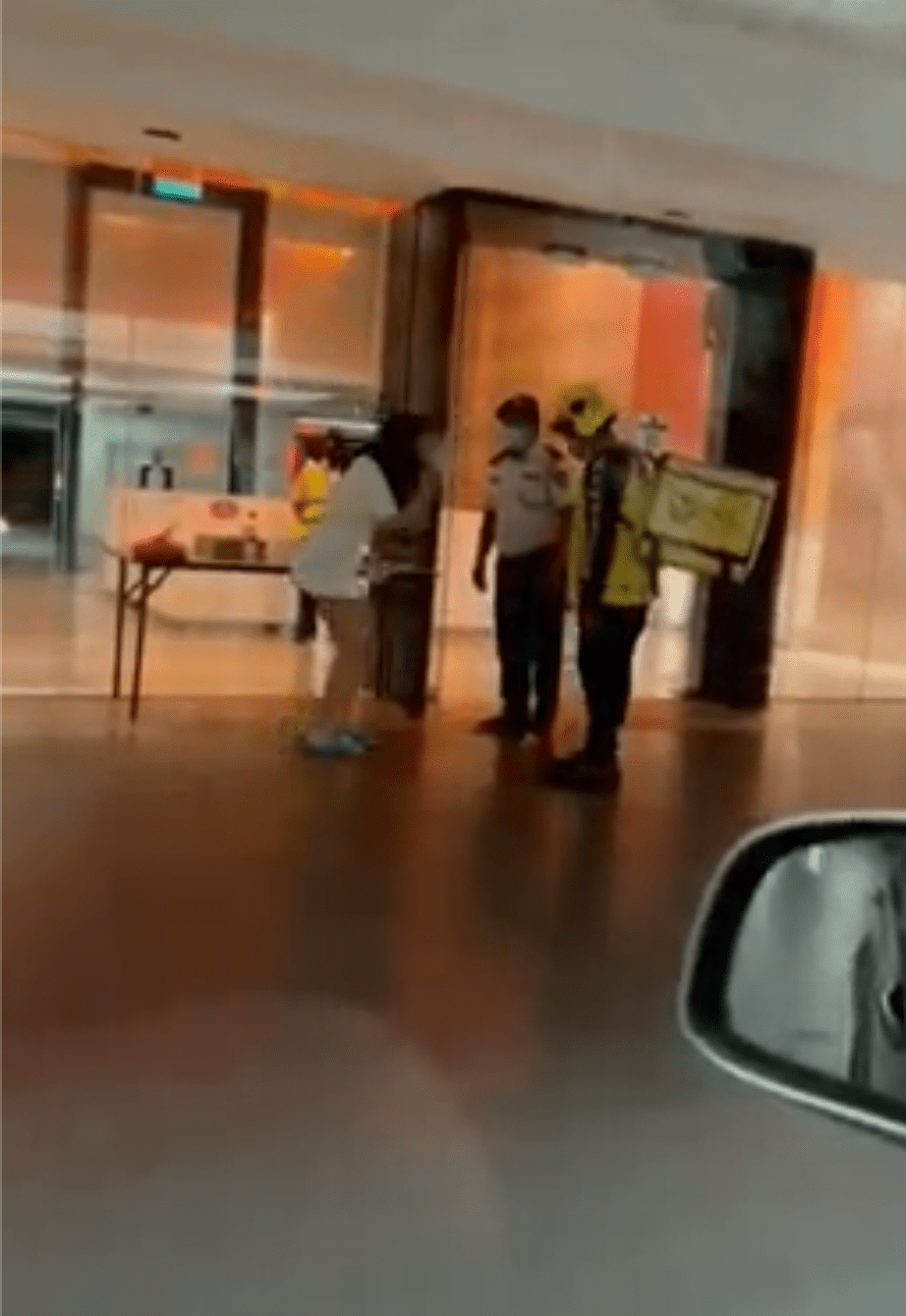 Foreigner In Kl Splashes Bubble Tea At Security Guard Over Not Able To Have It Sent To Her Doorstep | Weirdkaya Foreigner in kl splashed bubble tea at security guard