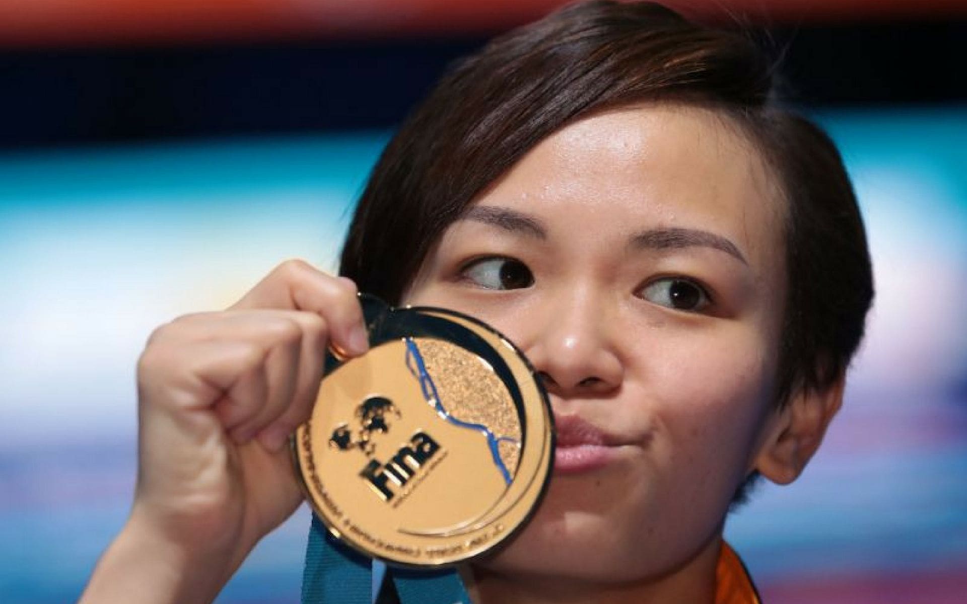National Aquatics Team Axes Jun Hoong From Active Lineup Due To Budget Cuts | Weirdkaya Jun hoong and her world champion medal