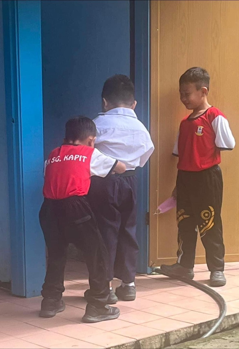 Std 1 sarawakian students earn praise online for helping their 'special friend'
