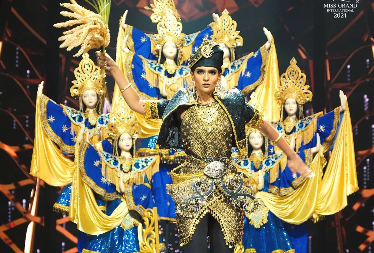 Lishalliny Kanaran representing Malaysia traditional attire