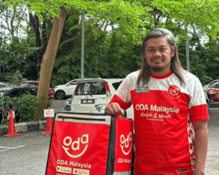 Indera Aria Wee Jeeny after becoming a delivery rider