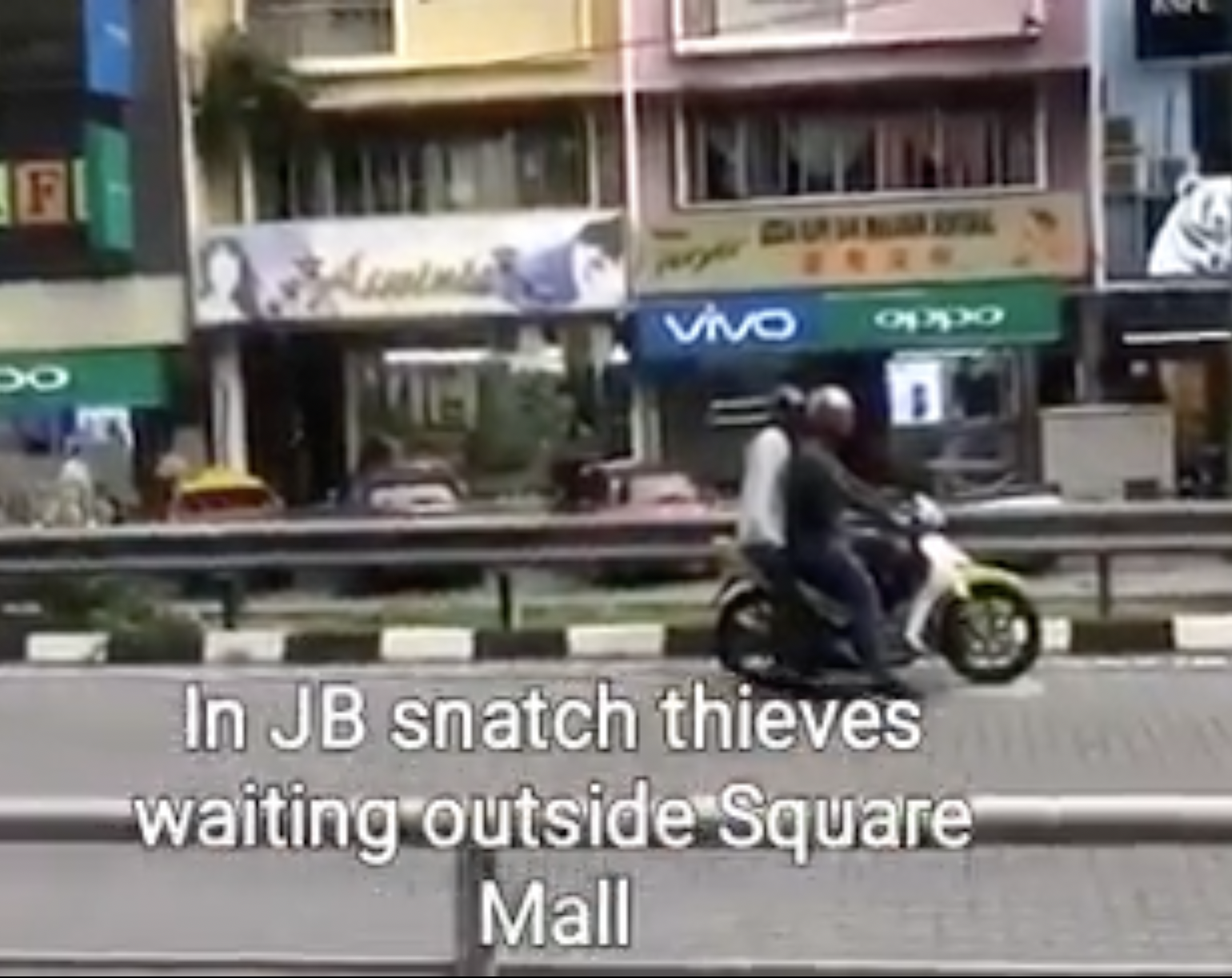 Jb thieves snatch people in front of shopping mall 03