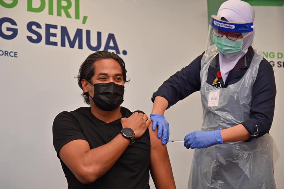 'i'm 100% vaxxed! ' khairy refutes unvaccinated claim with video evidence | weirdkaya