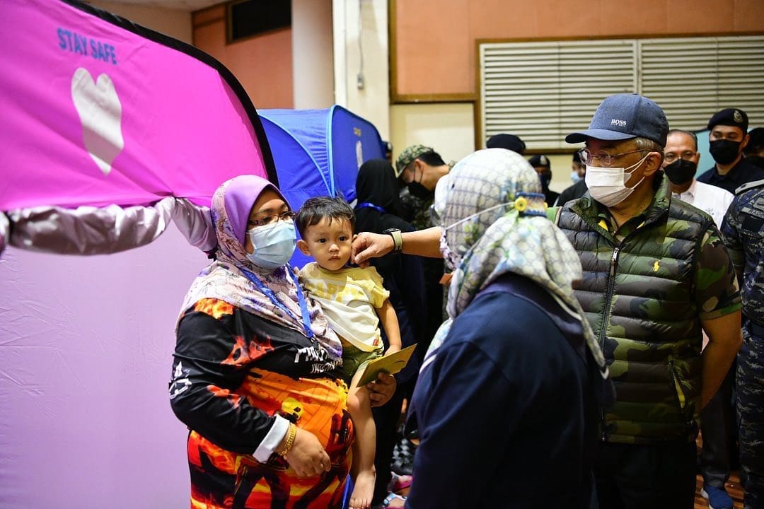 Her Majesty Raja Permaisuri Cooks Food For Flood Victims In Pahang | Weirdkaya King visited pps in kuantan 2