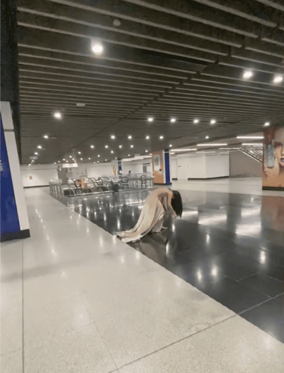Long-haired ghost spotted in broad daylight at Pasar Seni MRT station (2)