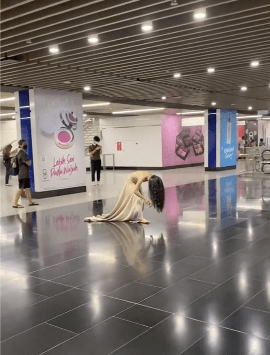 Long-haired ghost spotted in broad daylight at Pasar Seni MRT station (3)