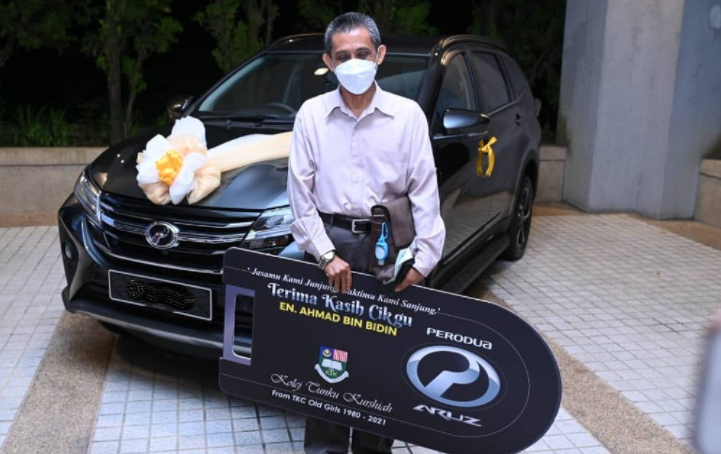 Malaysian student gifted teacher a perodua car(2)