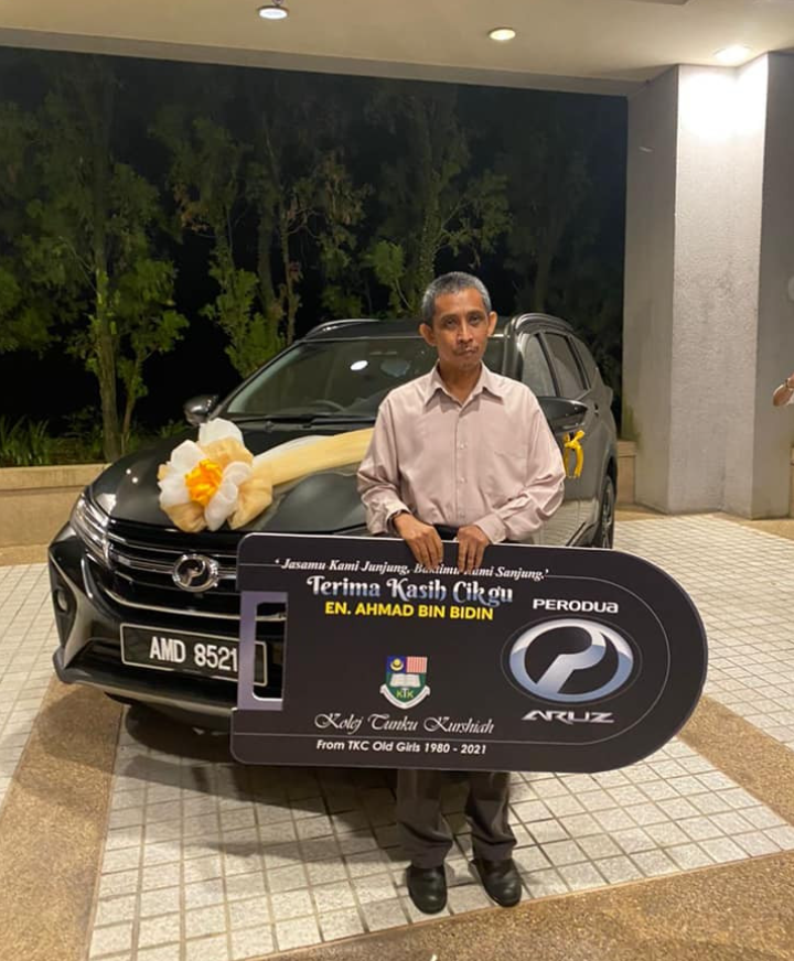 M'sian students save money together and buy teacher perodua car as a retirement gift | weirdkaya
