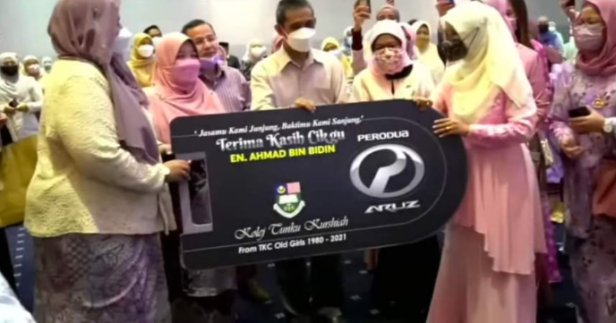 Malaysian student gifted teacher a perodua car(5)